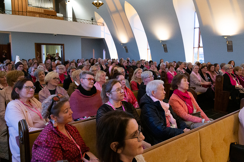 Bleikar konur í kirkju við þingsetningu