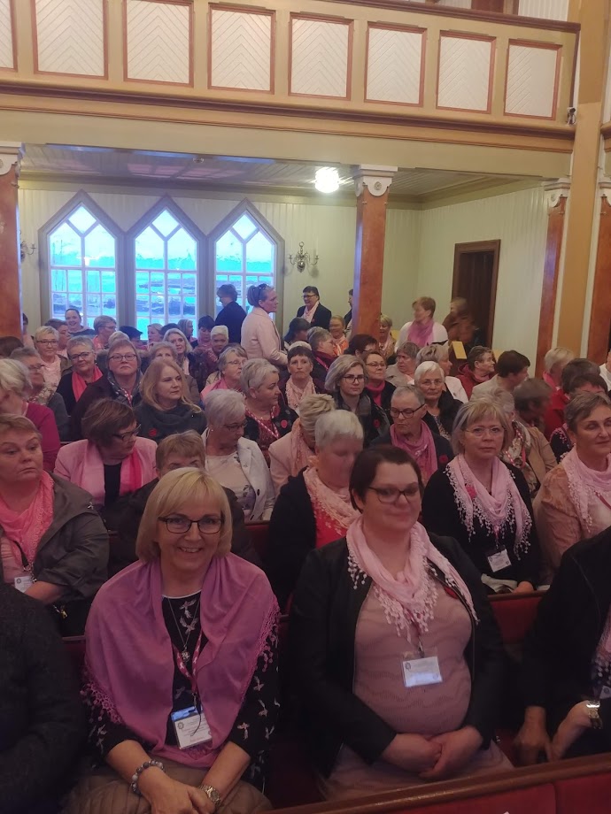 bleikar konur í kirkju