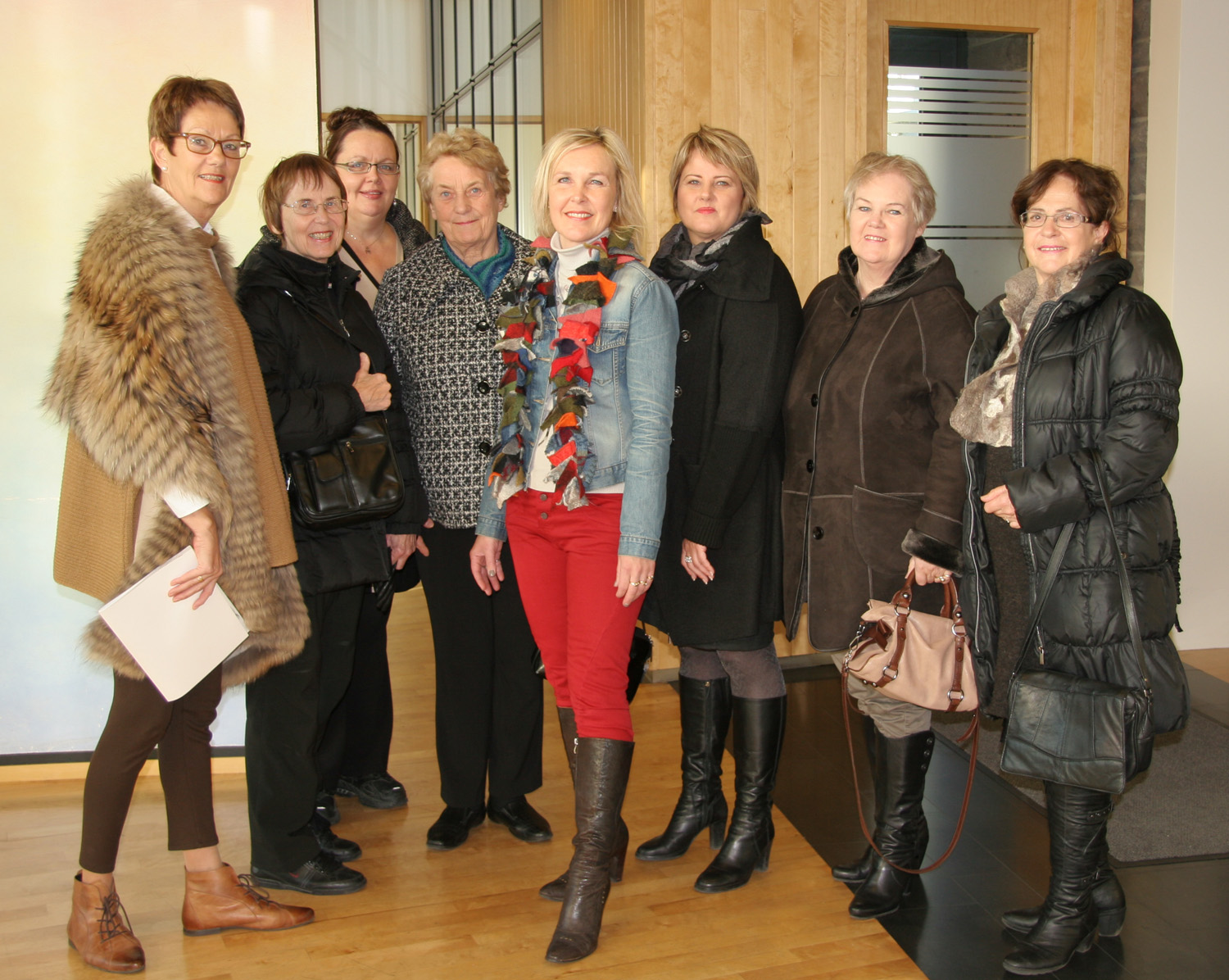 Ragnheiður Ríkharðsdóttir 1. varaforseti alþingis, Ragnhildur Guðmundsdóttir formaður Kvenfélagsins Seltjarnar, Hildur Helga Gísladóttir framkvæmdastjóri KÍ, Guðrún Jónsdóttir Kvenfélaginu Lóu Landssveit, Una María Óskarsdóttir forseti KÍ, Guðrún Þórðardóttir varaforseti KÍ, Sigurlaug Viborg fráfarandi forseti KÍ, Rosemarie Brynhildur Þorleifsdóttir formaður Sambands sunnlenskra kvenna.